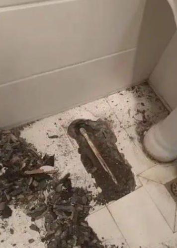 漏水检测现场图：设备检测与记录